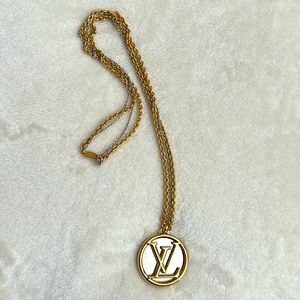 The Louis long necklace.